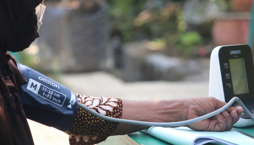 high blood pressure control foods infographic bananas spinach almonds oats potassium magnesium fiber