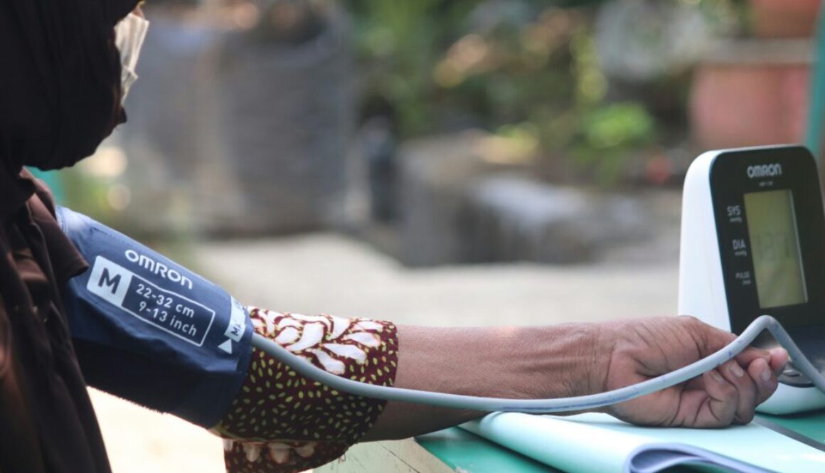 high blood pressure control foods infographic bananas spinach almonds oats potassium magnesium fiber