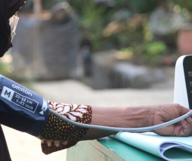 high blood pressure control foods infographic bananas spinach almonds oats potassium magnesium fiber